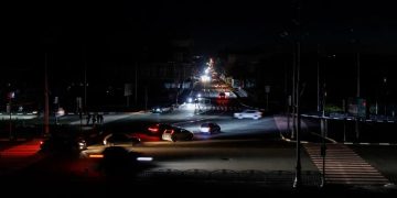 Coches circulan en la oscuridad en Járkov, en el nororeste de Ucrania, tras un apagón eléctrico causado por un ataque ruso con drones. EFE/EPA/Yakiv Liashenko