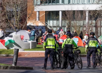 La Policía vigila a los estudiantes que protestan en favor de Palestina en la Universidad Northeastern de Boston (EE.UU.), el 26 de abril de 2024. EFE/ Cj Gunther