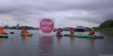 Activistas de "Última Generación" bloquean con kayaks el acceso del canal al puerto petrolero.Imagen: Letzte Generation/dpa/picture alliance