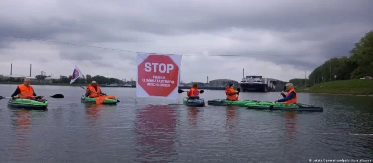 Activistas de "Última Generación" bloquean con kayaks el acceso del canal al puerto petrolero.Imagen: Letzte Generation/dpa/picture alliance