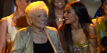 La abuela de Ariana Grande compartió consejos de amor en la canción "Ordinary Things" (Créditos: Getty Images)