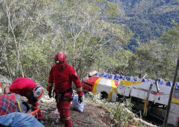 Imagen de archivo de trabajadores de emergencia de Bolivia atendiendo un accidente de autobús - ---/ABI/dpa