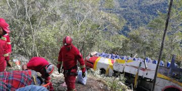 Imagen de archivo de trabajadores de emergencia de Bolivia atendiendo un accidente de autobús - ---/ABI/dpa