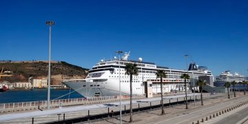 El crucero amarrado en el puerto de Barcelona este miércoles. EFE/Quique GarcÍa
