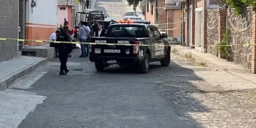 Calle acordonada en Querétaro por asesinato de 'El Güero Carmenta'. Foto de @AlertaQro