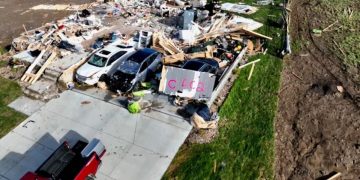 Imágenes de drones muestran las devastadoras consecuencias del tornado. Crédito: CNN