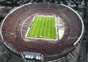 Fotografía de archivo en la que se registró una vista aérea del Estadio Antonio Vespucio Liberti, conocido como el Monumental de Buenos Aires (Argentina). EFE/Juan Ignacio Roncoroni