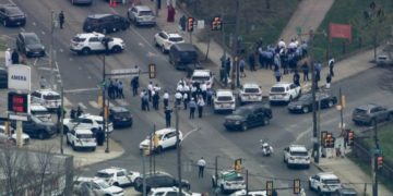 Las autoridades llegan a la escena de un tiroteo el 10 de abril de 2024 en Filadelfia. (Crédito: WPVI)
