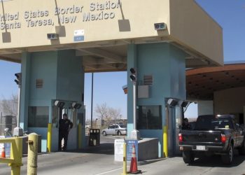 Varios vehículos cruzan de México a Estados Unidos en una estación fronteriza en Santa Teresa, Nuevo México, el 14 de marzo de 2012. (AP Foto/Jeri Clausing, Archivo)