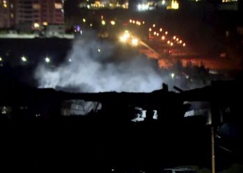 Esta imagen --tomada de un video proporcionado por la televisora Rudaw TV-- muestra humo que sale desde un edificio alcanzado por un ataque, el martes 16 de enero de 2024, en Erbil, Irak. (Rudaw TV vía AP) (Uncredited / Associated Press)