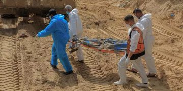 Trabajos de exhumación de cadáveres en una fosa común en el Hospital Naser de la ciudad de Jan Yunis, en el sur de la Franja de Gaza - Europa Press/Contacto/Rizek Abdeljawad