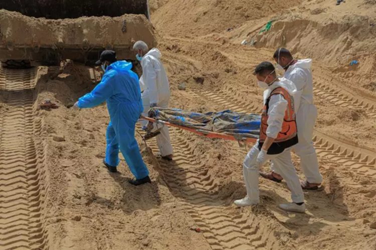 Trabajos de exhumación de cadáveres en una fosa común en el Hospital Naser de la ciudad de Jan Yunis, en el sur de la Franja de Gaza - Europa Press/Contacto/Rizek Abdeljawad