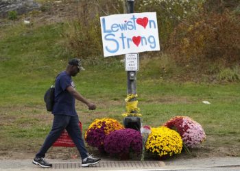 etrero de apoyo a la comunidad el 28 de octubre de 2023, tras el tiroteo masivo ocurrido el 25 de octubre en Lewiston, Maine. (AP Foto/Robert F. Bukaty, Archivo)