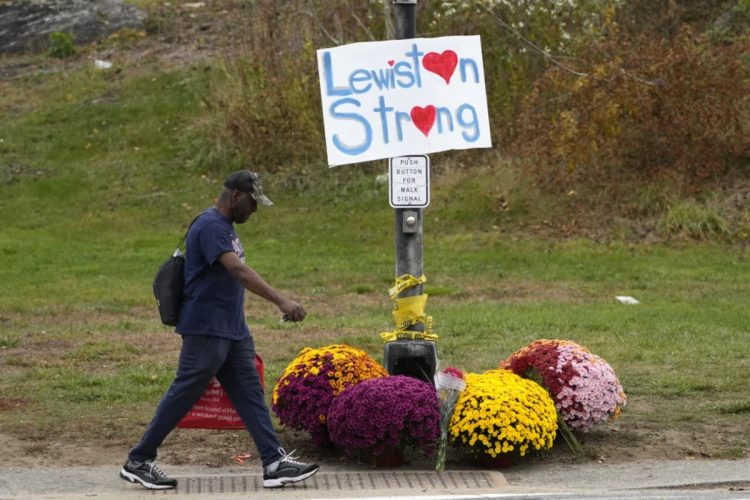 etrero de apoyo a la comunidad el 28 de octubre de 2023, tras el tiroteo masivo ocurrido el 25 de octubre en Lewiston, Maine. (AP Foto/Robert F. Bukaty, Archivo)