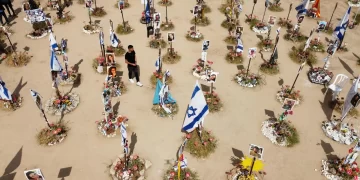Memorial de las víctimas de Hamás durante el festival de música Nova. Foto de EFE/ABIR SULTAN