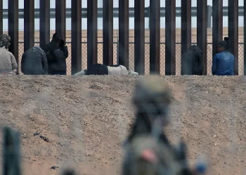 Migrantes en la frontera de Ciudad Juárez con EE.UU. Foto de EFE/Luis Torres