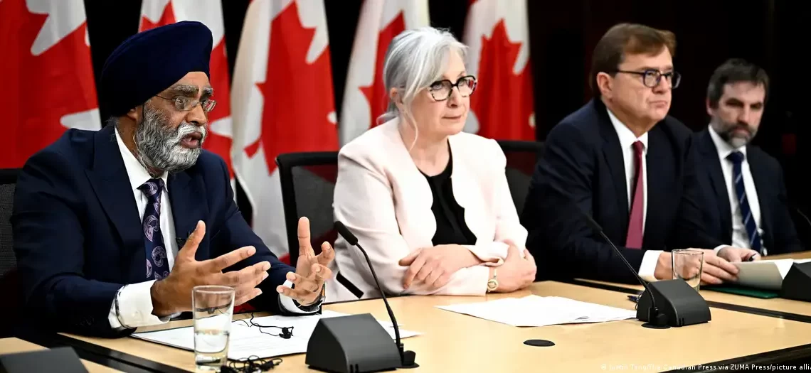El ministro de Emergencias de Canadá, Harjit Sajjan (izquierda). Imagen: Justin Tang/The Canadian Press via ZUMA Press/picture alliance