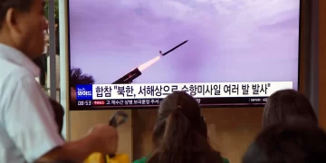Personas observan el lanzamiento de un misil de crucero norcoreano, en una fotografía de archivo. EFE/Jeon Heon-Kyun