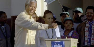 Nelson Mandela, líder del Congreso Nacional Africano, vota en las primeras elecciones de 1994. Foto: AP / John Parkin