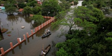 Personas usan botes por las inundaciones (REUTERS/Cesar Olmedo)