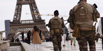 Militares franceses en las inmediaciones de la Torre Eiffel - Europa Press/Contacto/Gao Jing