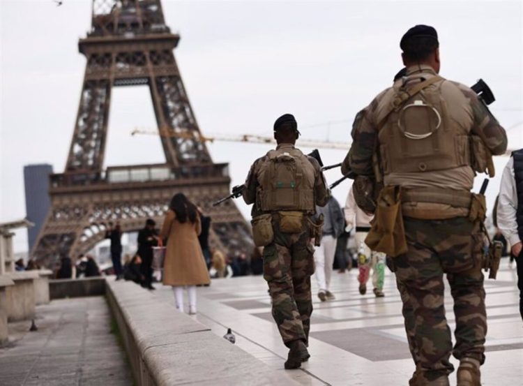 Militares franceses en las inmediaciones de la Torre Eiffel - Europa Press/Contacto/Gao Jing