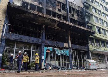 Fotografía de la fachada de una pensión tras sufrir un incendio este viernes en Porto Alegre (Brasil). EFE/ Ricardo Rimoli