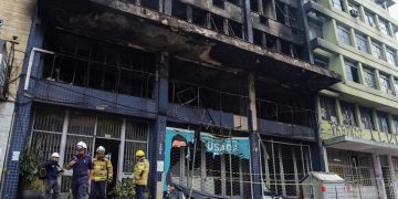 Fotografía de la fachada de una pensión tras sufrir un incendio este viernes en Porto Alegre (Brasil). EFE/ Ricardo Rimoli