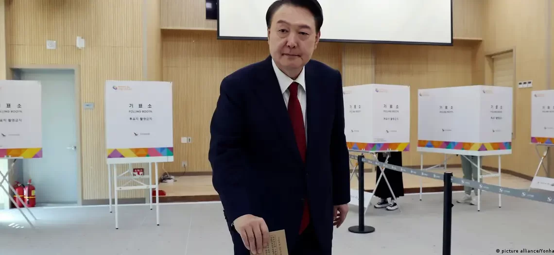 El presidente surcoreano Yoon Suk Yeol depositó su voto anticipado hace cinco días en un colegio electoral de Busan. (05.04.2024)Imagen: picture alliance/Yonhap /AP