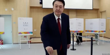 El presidente surcoreano Yoon Suk Yeol depositó su voto anticipado hace cinco días en un colegio electoral de Busan. (05.04.2024)Imagen: picture alliance/Yonhap /AP
