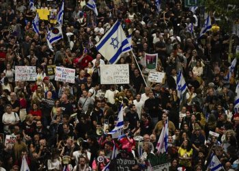 Gente en una protesta contra el gobierno del primer ministro de Israel, Benjamin Netanyahu. (AP Foto/Ohad Zwigenberg)