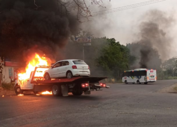Una grúa y el autobús de pasajeros fueron las primeras unidades incendiadas. Foto: Cortesía