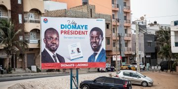 Cartel de campaña del candidato presidencial, Diomaye Faye, junto al líder opositor Ousmane Sonko - Europa Press/Contacto/Nicolas Remene