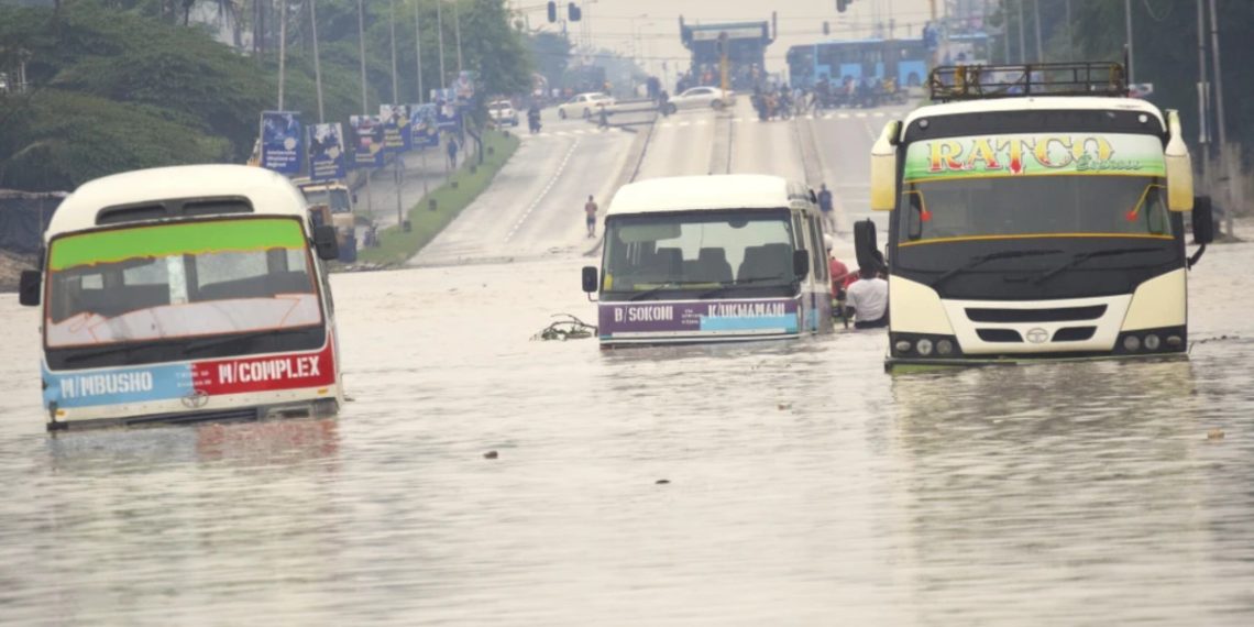 Autobuses de transporte público quedan varados en una calle inundada en Dar es-Salam, Tanzania el jueves 25 de abril de 2024. (AP Foto)