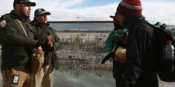 Migrantes discuten con agentes en Juárez / EFE
