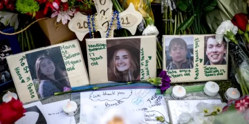 Vista de una ofrenda por las víctimas del tiroteo ejecutado por Ethan Crumbley en un colegio de Oxford, Michigan (EE.UU.), en 2021. EFE/ Nic Antaya