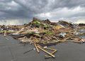Los escombros de una casa yacen al noroeste de Omaha, Nebraska, el viernes 26 de abril de 2024, después de que una tormenta pasó por el área. (AP Foto/Margery A. Beck)