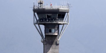 La torre de control del aeropuerto internacional Arturo Merino Benítez de Santiago, en una imagen del 6 de octubre de 2023 © Javier Torres / AFP/Archivos