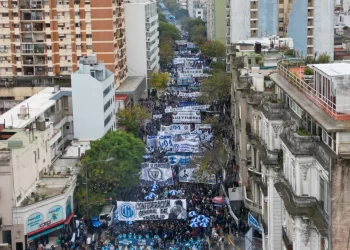 Fotografía aérea de la marcha con motivo del Día Internacional de los Trabajadores este miércoles, en Buenos Aires (Argentina). EFE/ Juan Ignacio Roncoroni