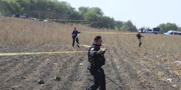 La policía acordona el área donde voluntarios dijeron que habían encontrado un crematorio clandestino en Tláhuac, en el sur de la Ciudad de México, el miércoles 1 de mayo de 2024. (Foto AP/Ginnette Riquelme)