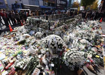Homenaje a las víctimas de la avalancha humana ocurrida durante una fiesta de Halloween el 29 de octubre de 2022 en Itaewon, en Seúl - -/YNA/dpa