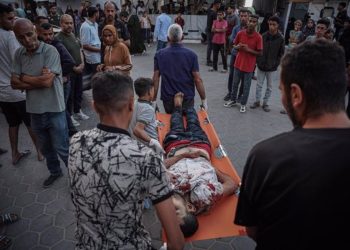 Civiles palestinos trasladan el cuerpo de un fallecido para depositarlo en la morgue en Deir al Balah, Gaza. - Europa Press/Contacto/Saher Alghorra