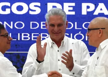 El presidente Gustavo Petro (izquierda) y el jefe del ELN, Antonio García. Imagen: Yamil Lage/AFP/Getty Images