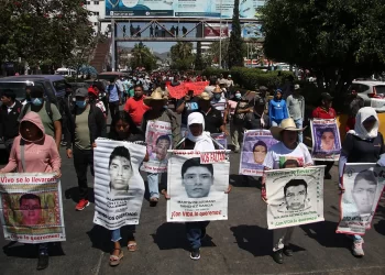 Protesta de madres y padres del caso Ayotzinapa. Foto de EFE