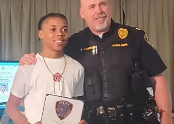 Acie Holland, de 14 años, recibe un premio del departamento de policía local. Crédito: cortesía de Kimberly Holanda.
